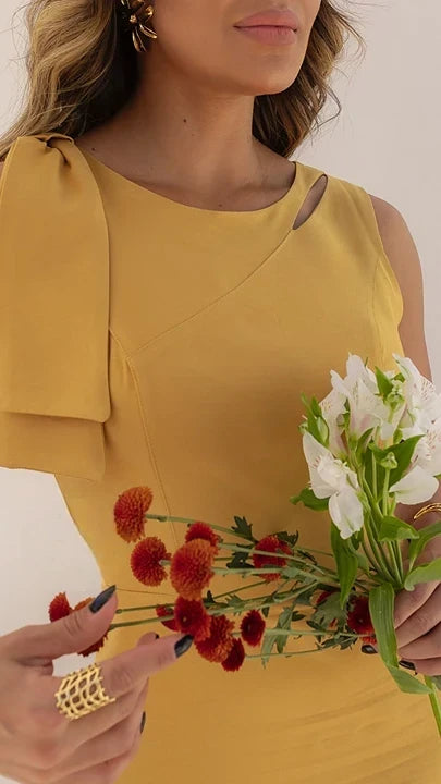 O Vestido Valentina é confeccionado em alfaiataria marrant, proporcionando um caimento impecável que valoriza a silhueta feminina. A vibrante cor mostarda adiciona um toque moderno ao seu visual, garantindo sofisticação e conforto.