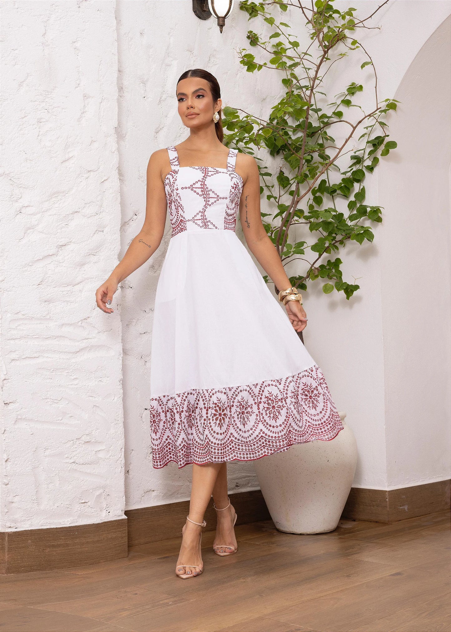 Vestido Midi Evelyn, a peça perfeita para compor um look sofisticado, versátil e atemporal. Desenvolvido em Lese 100% Algodão, ele combina conforto e estilo incomparáveis para qualquer ocasião.