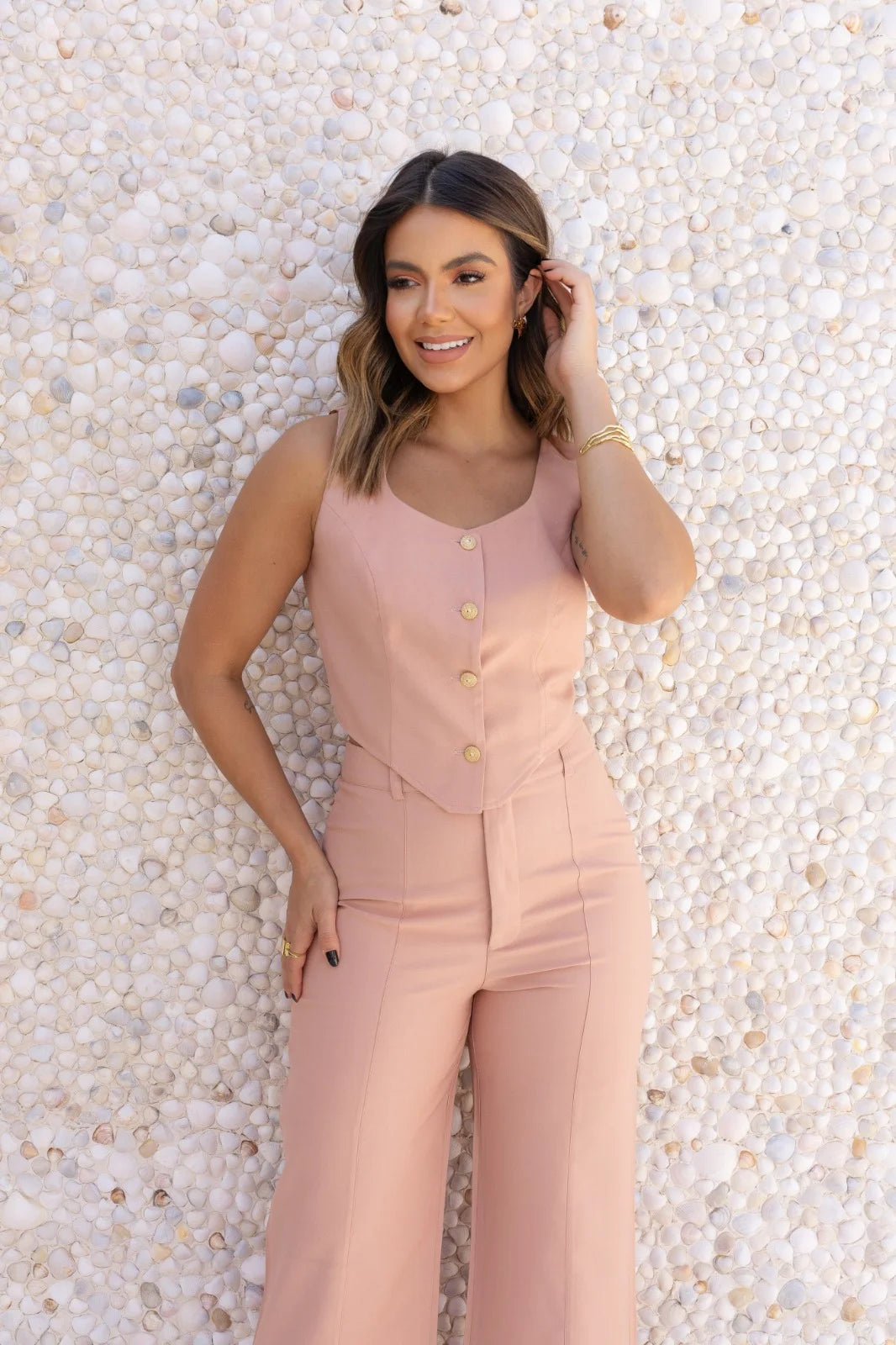 Descubra o charme do Conjunto Bella - Rosa Blush, confeccionado em alfaiataria marrant com calça forrada. Cada detalhe foi cuidadosamente pensado para oferecer um ajuste perfeito e uma sensação de luxo