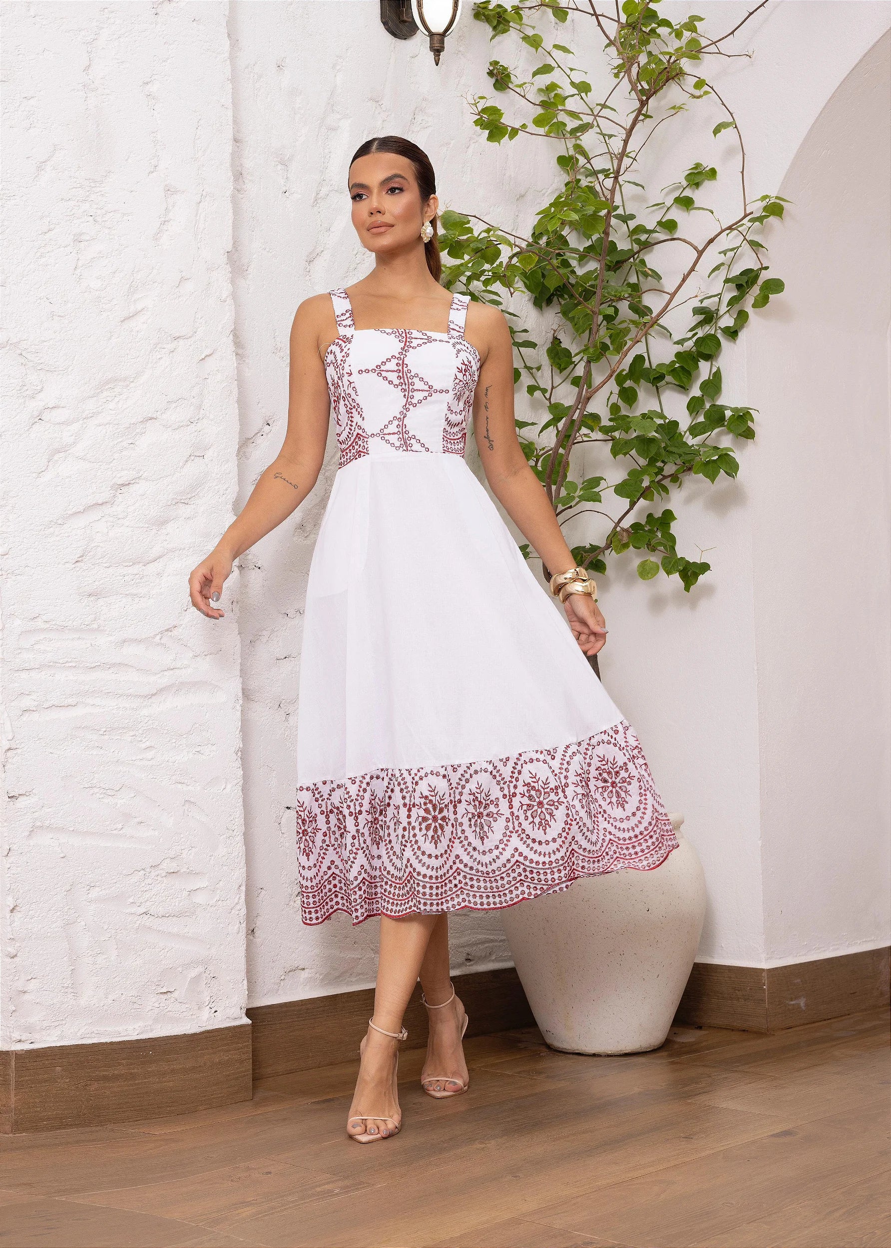 Vestido Midi Evelyn, a peça perfeita para compor um look sofisticado, versátil e atemporal. Desenvolvido em Lese 100% Algodão, ele combina conforto e estilo incomparáveis para qualquer ocasião.