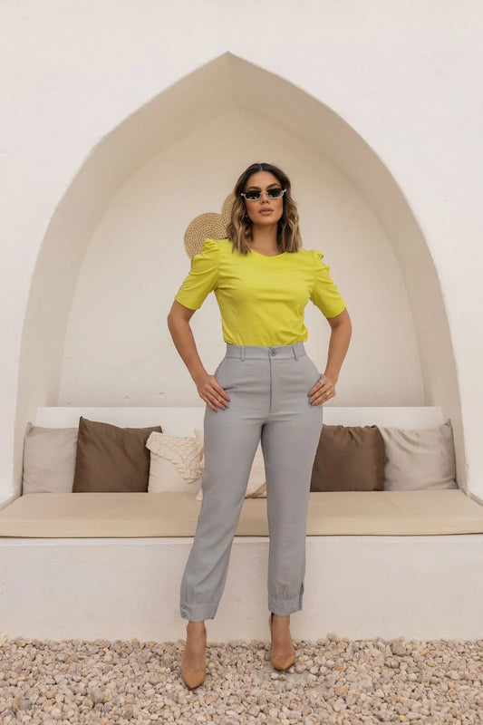 A Calça Cinza Jade oferece um caimento impecável e um toque suave, ideal para mulheres que buscam sofisticação em cada detalhe.