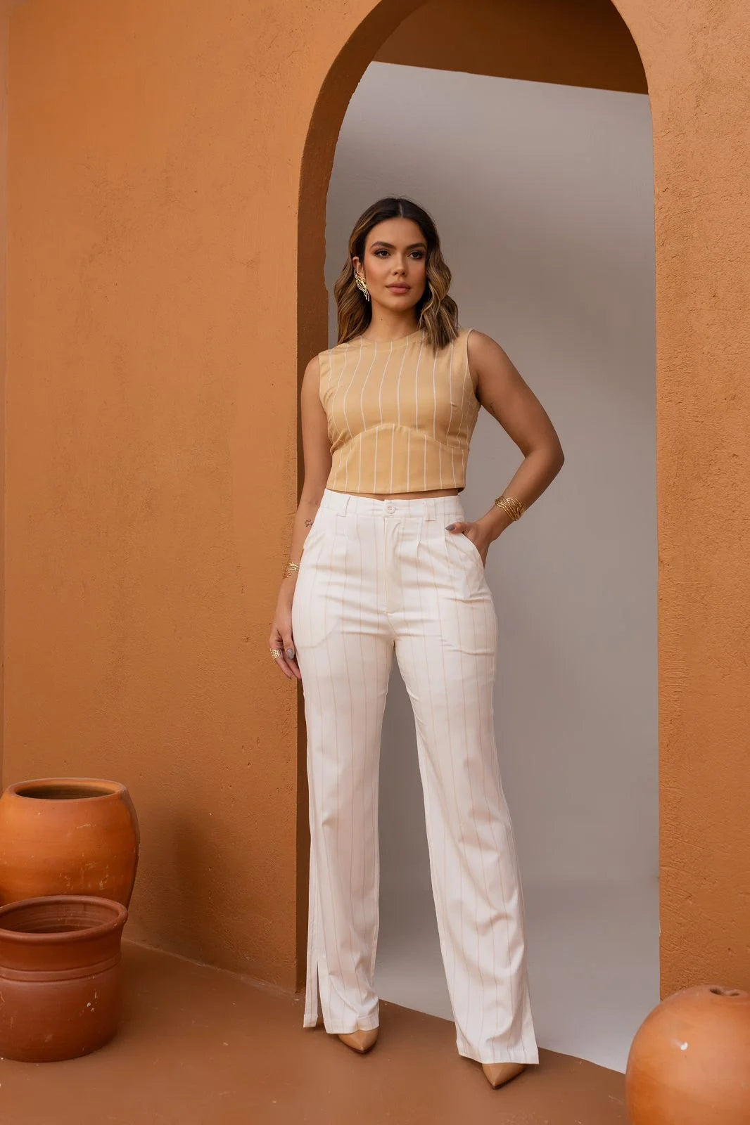 A Calça OFF WHITE Daisy é a escolha ideal para mulheres que valorizam a versatilidade sem abrir mão do estilo. 
