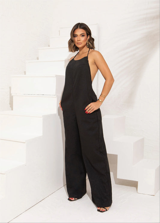 O Macacão Emily é a peça perfeita para a mulher moderna que valoriza a elegância e o conforto em cada detalhe. Feito em linho, ele combina sofisticação com um design clean e atual, proporcionando uma presença marcante em qualquer ocasião.