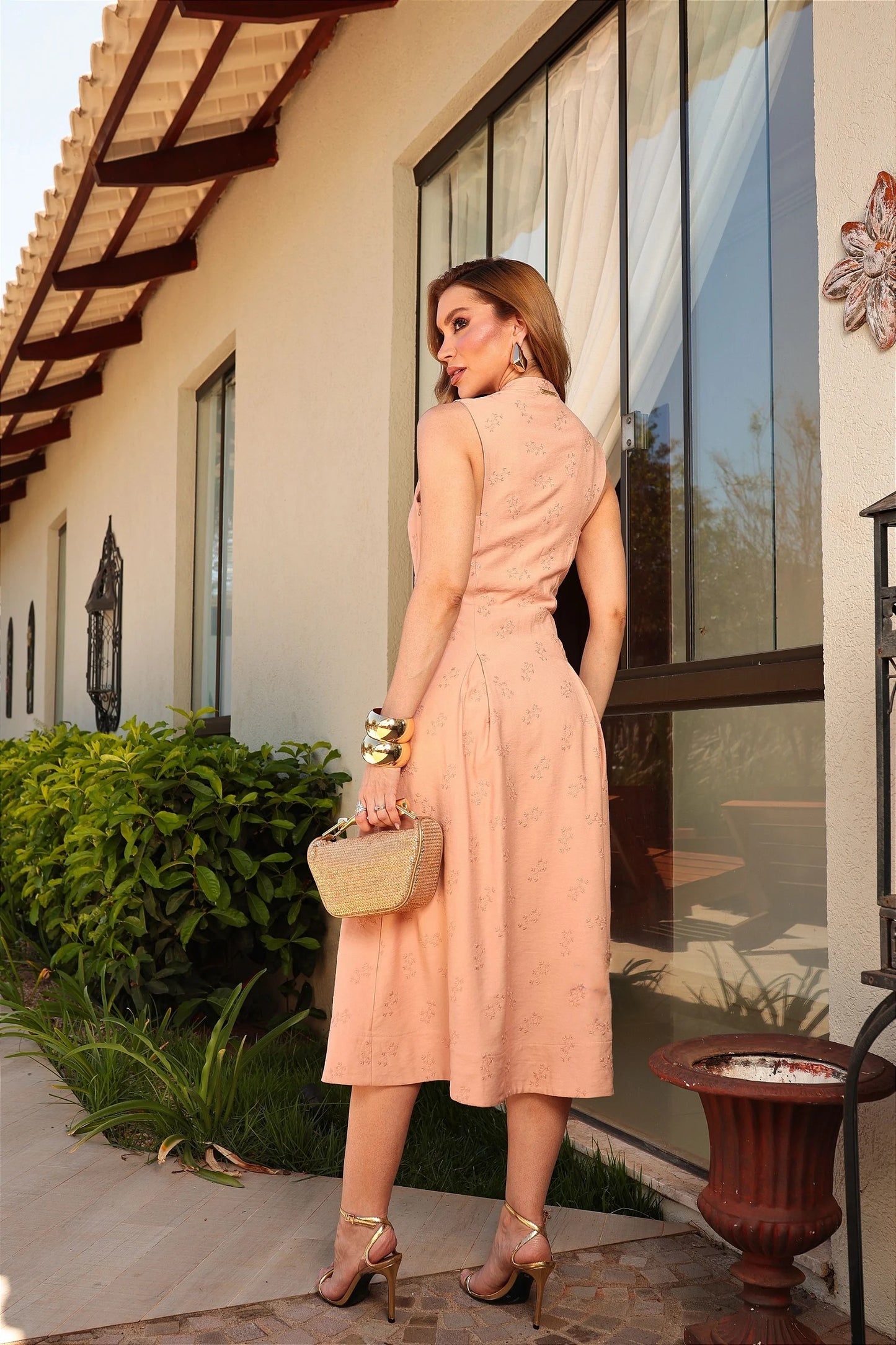 Vestido Midi Bordado com Gola Laço Wennancia