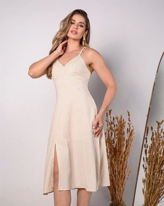 Experimente a combinação perfeita de elegância e conforto com o nosso vestido midi de alça em linho OFF WHITE. Este modelo sem manga foi desenhado para valorizar a sua silhueta, proporcionando um caimento impecável e um toque de sensualidade.